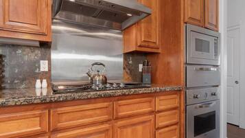 Micro-ondes, four, plaque de cuisson, lave-vaisselle