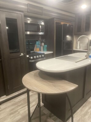 Geladeira, micro-ondas, fogão, cooktop