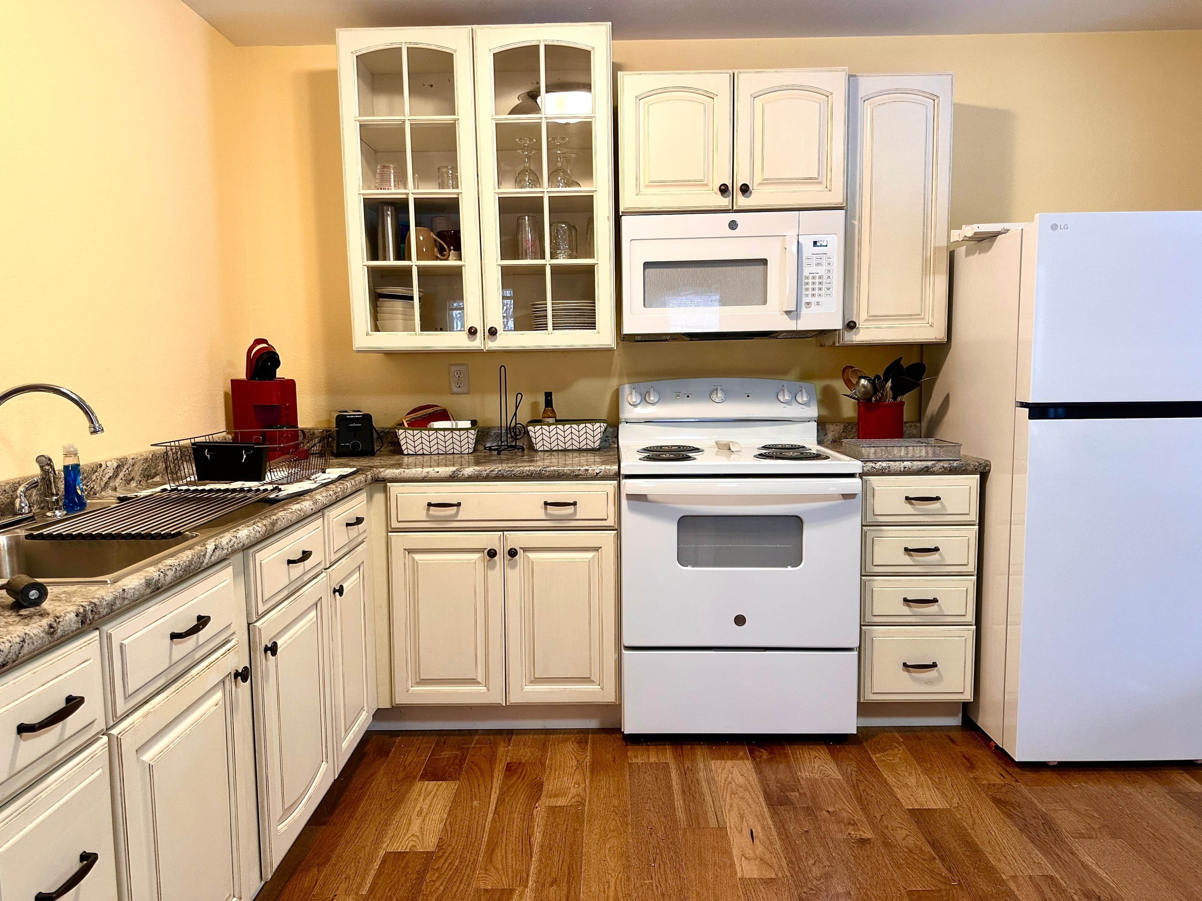 Réfrigérateur, four à micro-ondes, un four, surface de cuisson