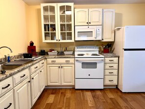 Jääkaappi, mikroaaltouuni, uuni, liesi