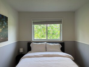 3 bedrooms, desk, iron/ironing board, free WiFi - Cozy Countryside Retreat (Clarence-Rockland)