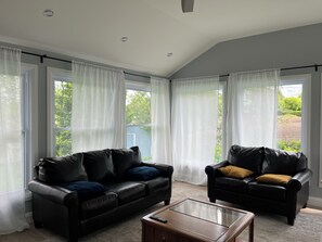 TV connectée, cheminée, livres, écrans d'ordinateur