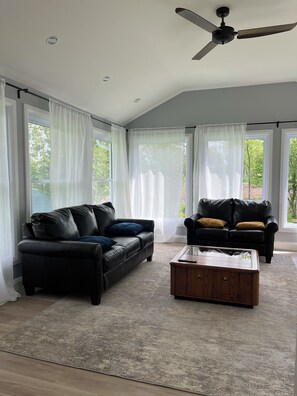 Smart TV, fireplace, books, computer monitors - Cozy Countryside Retreat (Clarence-Rockland)