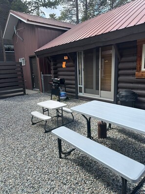 Outdoor dining - Cabin in West Yellowstone (West Yellowstone)