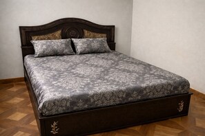 6 bedrooms, iron/ironing board, WiFi