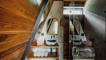 Familien-Suite, Balkon, Gartenblick | Badezimmer | Umweltfreundliche Kosmetikartikel, Haartrockner, Bademäntel, Handtücher
