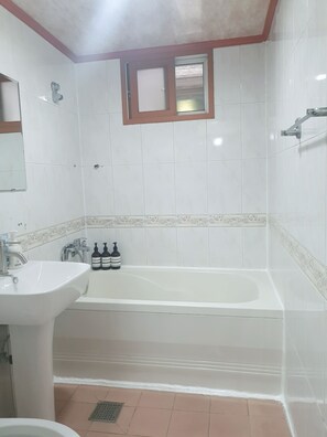 Assecador de cabells, terres tèrmics, tovalloles i xampú 