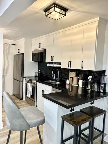 C&J Cozy House near Niagara Falls. 15mins Walking (Strictly No Party)