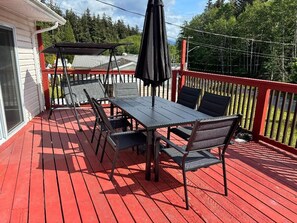 Outdoor dining - A New Pet Friendly Getaway in Alert Bay (Alert Bay)