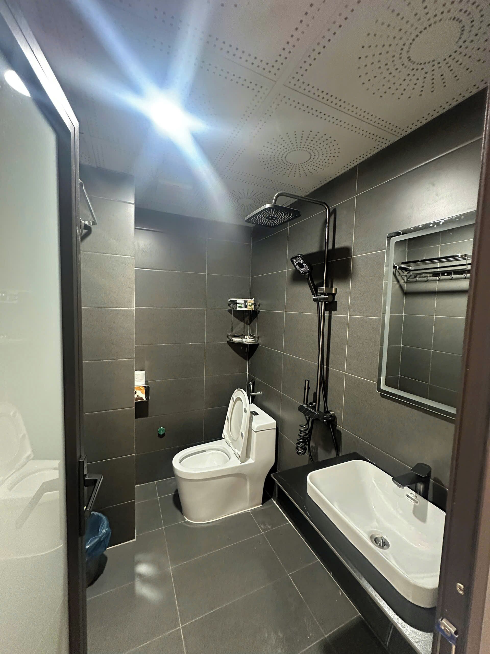 Habitación estándar, 1 cama de matrimonio | Baño | Ducha y cabezal de ducha tipo lluvia