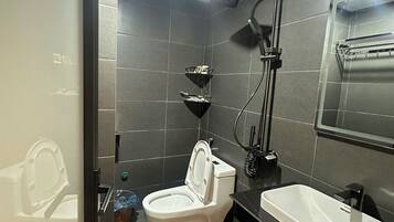 Habitación estándar con 2 camas individuales | Baño | Ducha y cabezal de ducha tipo lluvia