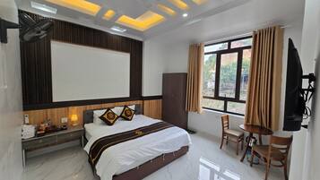 Habitación Deluxe, 1 cama de matrimonio, vistas a la montaña | Ropa de cama hipoalergénica, minibar, escritorio y cortinas opacas