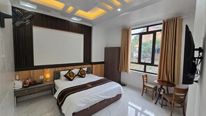 Phòng Deluxe, 1 giường cỡ queen, quang cảnh núi | Bộ đồ giường kháng dị ứng, minibar, bàn, màn/rèm cản sáng 