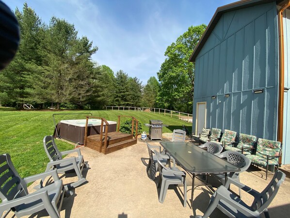 House | 1 bedroom - Private Room w Shared Pool Hot Tub and Fire Pit (Bloomington)