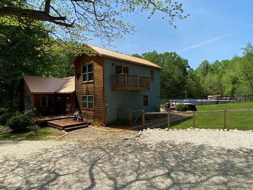 Private Room w Shared Pool Hot Tub and Fire Pit
