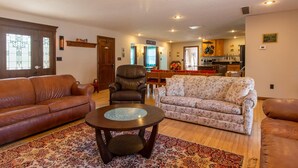 House | 1 bedroom - Private Room w Shared Pool Hot Tub and Fire Pit (Bloomington)