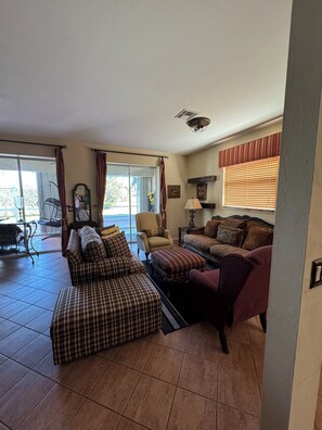 Smart TV - 3-bedroom, 2 bathrooms house with jacuzzi (Naples)