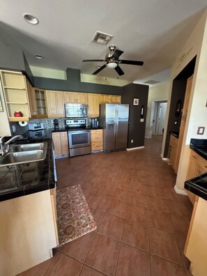 Microwave, oven, stovetop, dishwasher - 3-bedroom, 2 bathrooms house with jacuzzi (Naples)