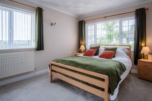 3 bedrooms, iron/ironing board, WiFi, bed sheets - Audreys - 3 Bed Holiday Home - Manorbier (Tenby)