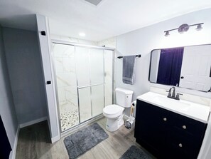 Een douche, een haardroger, handdoeken, zeep