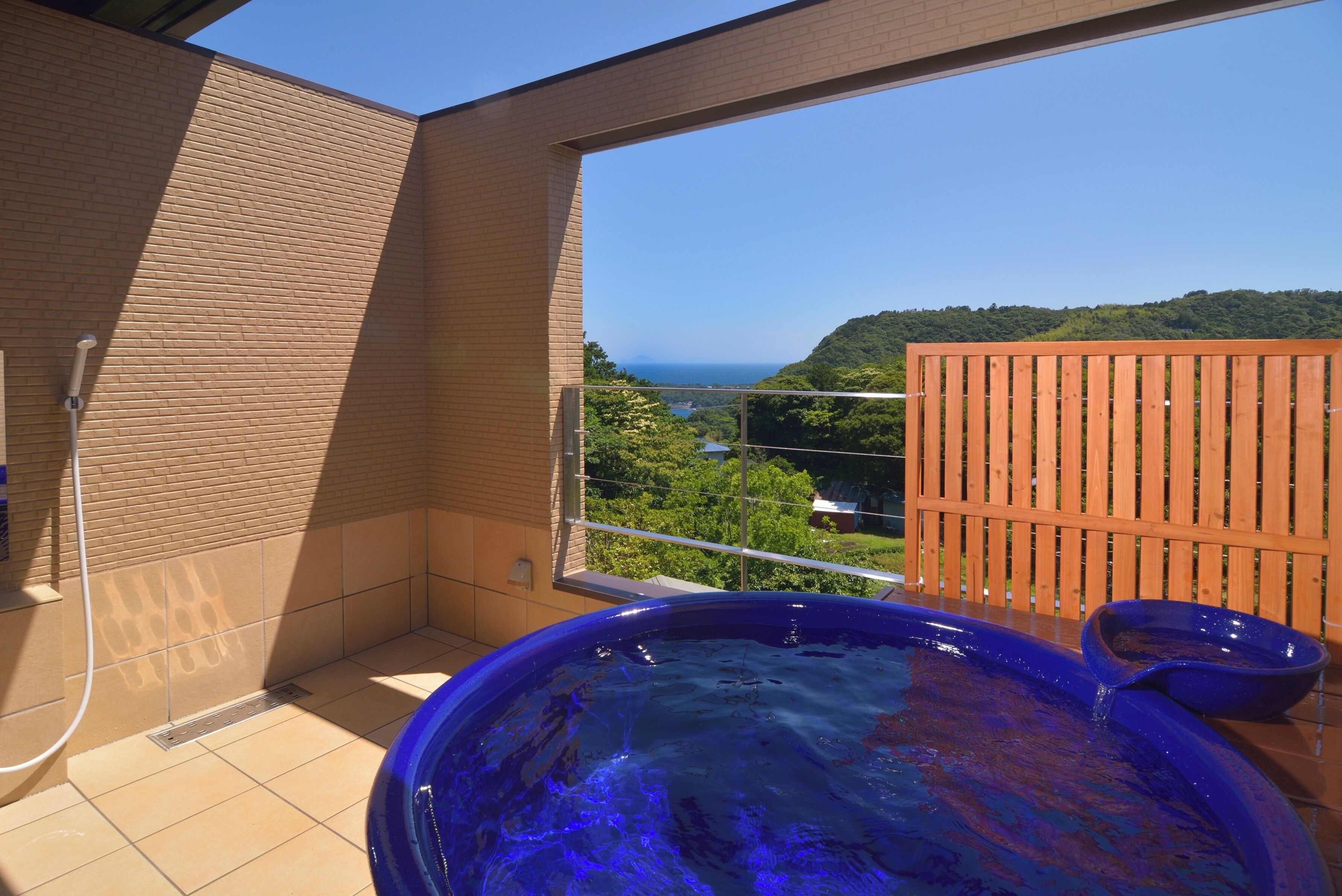 豪華三人房, 陽台, 部分海景 | 私人 Spa 浴池