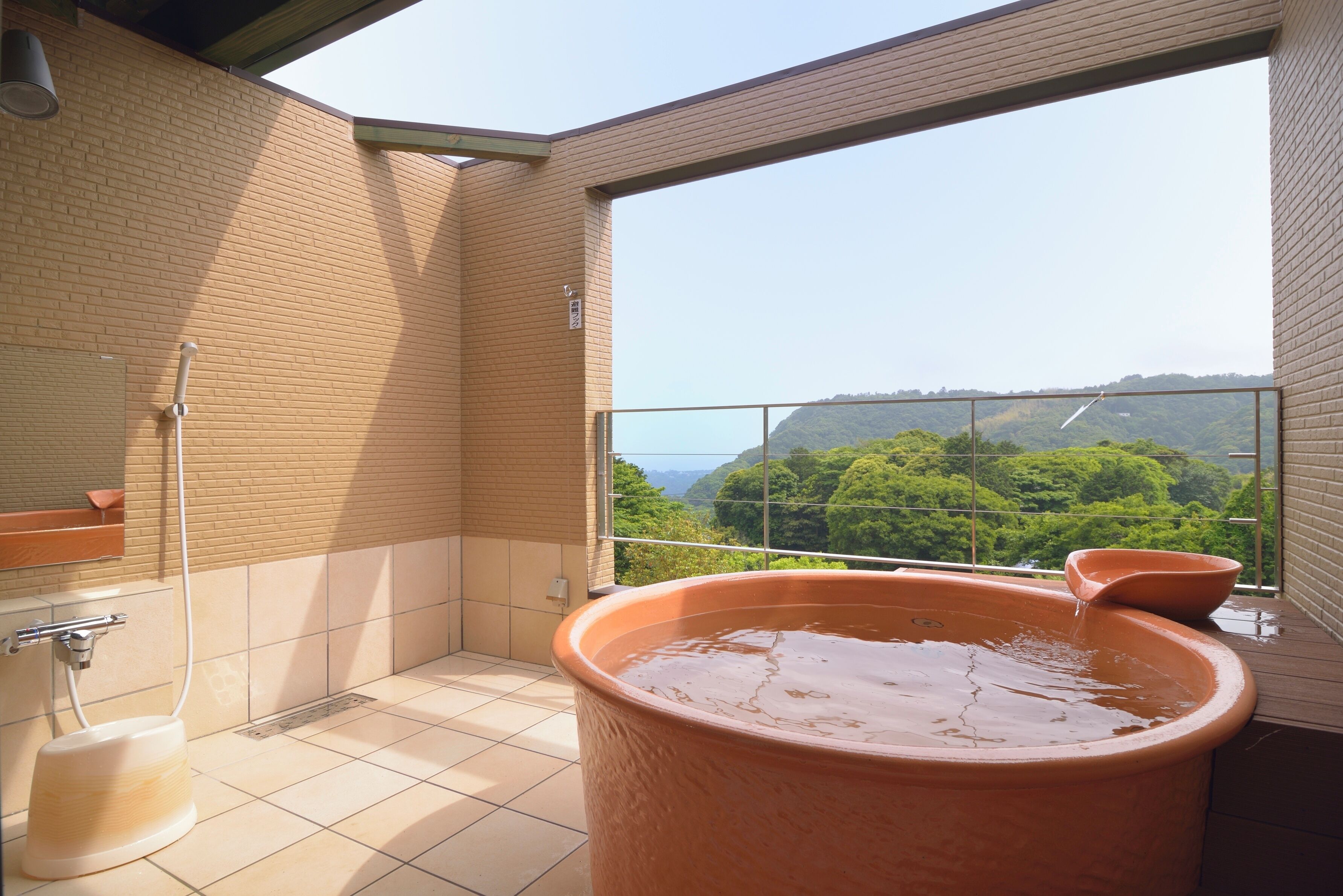 Camera Standard con 2 letti singoli, balcone, vista oceano parziale | Bagno | Vasca e doccia separate, vasca con acqua sorgiva, asciugacapelli