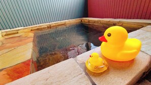 Outdoor spa tub - kokopellihouseizukogen (Ito)