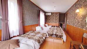Deluxe-Zimmer, Balkon, eingeschränkter Meerblick | 1 Schlafzimmer, Daunenbettdecken, individuell dekoriert, Schreibtisch