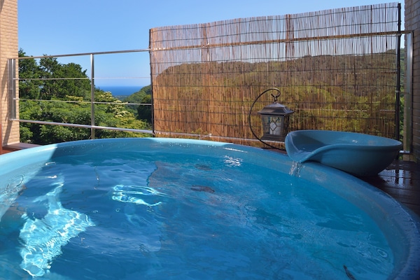 Habitación estándar con 2 camas individuales, balcón, vista parcial al océano | Edredón, decoración personalizada y escritorio