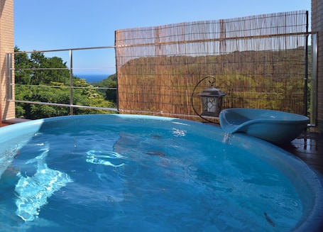 1 habitación, cubrecamas, decoración personalizada y escritorio