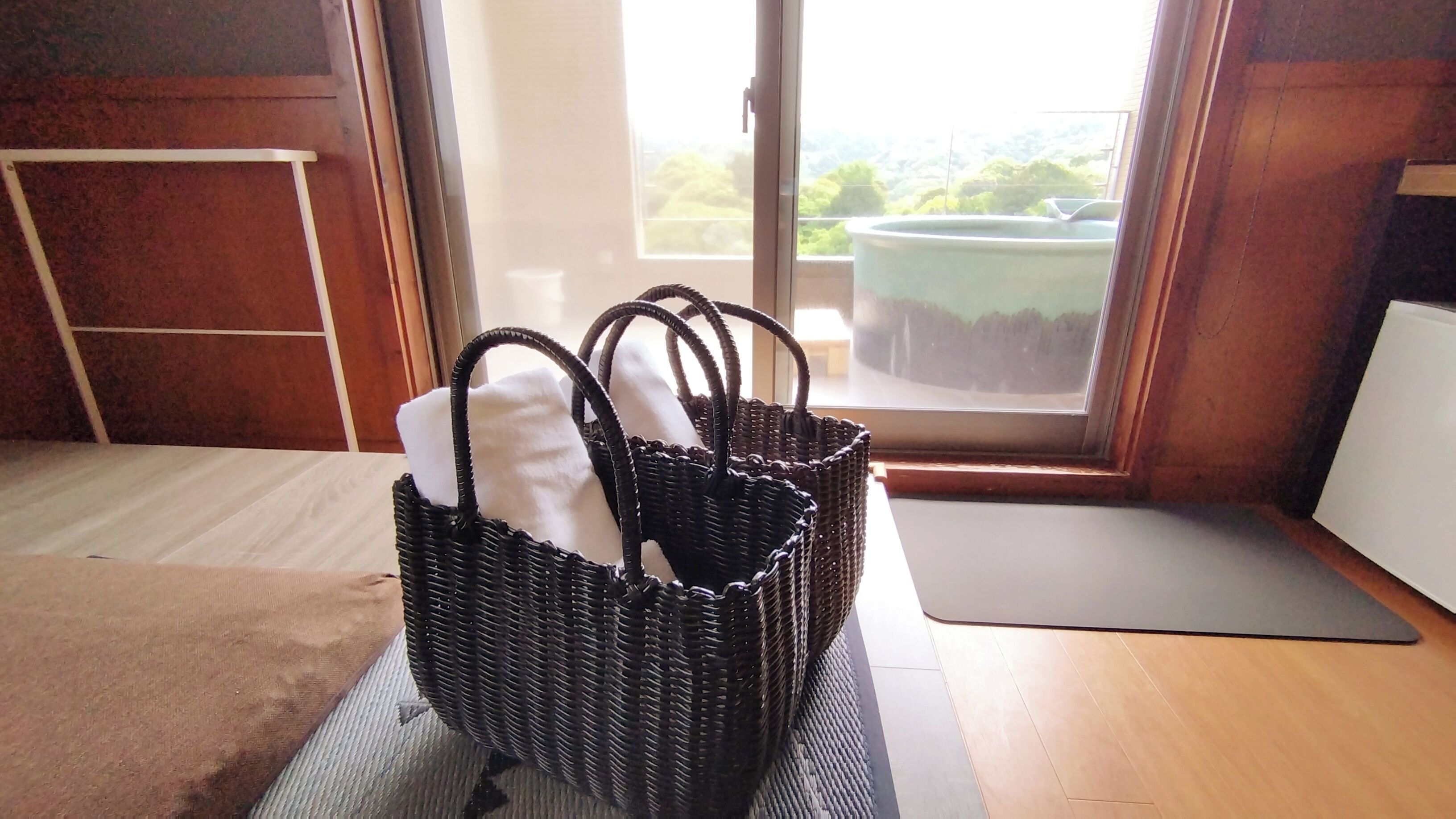 Junior suite, balkon, gedeeltelijk uitzicht op oceaan | Woonruimte | Een 40-inch lcd-televisie met digitale zenders