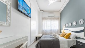 Planxa i posts de planxar, wifi gratuïta i roba de llit