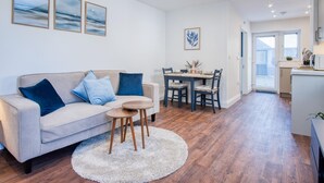 Ein modernes Wohnzimmer mit einer Couch, einem Couchtisch und einem Essbereich.