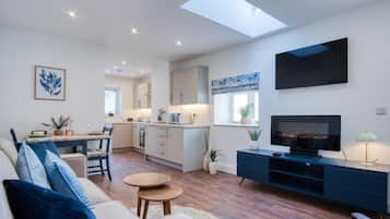 Smart TV, fireplace
