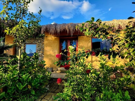 Exterior. Homestay Khám Phá Y Tý