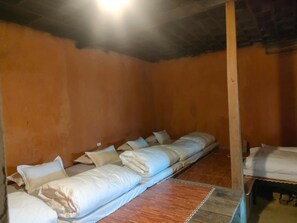 Dormitorio compartido, vista al jardín | Cortinas blackout, wifi gratis y ropa de cama