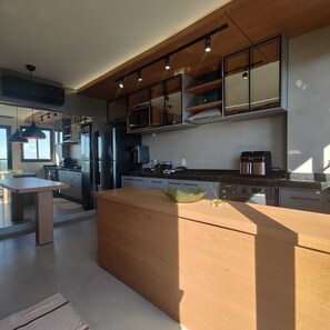 Fridge, microwave, oven, stovetop - E&A Complete and Comfortable Loft in Ed. Sunset in the Center of Dourados (Jardim America Dourados)