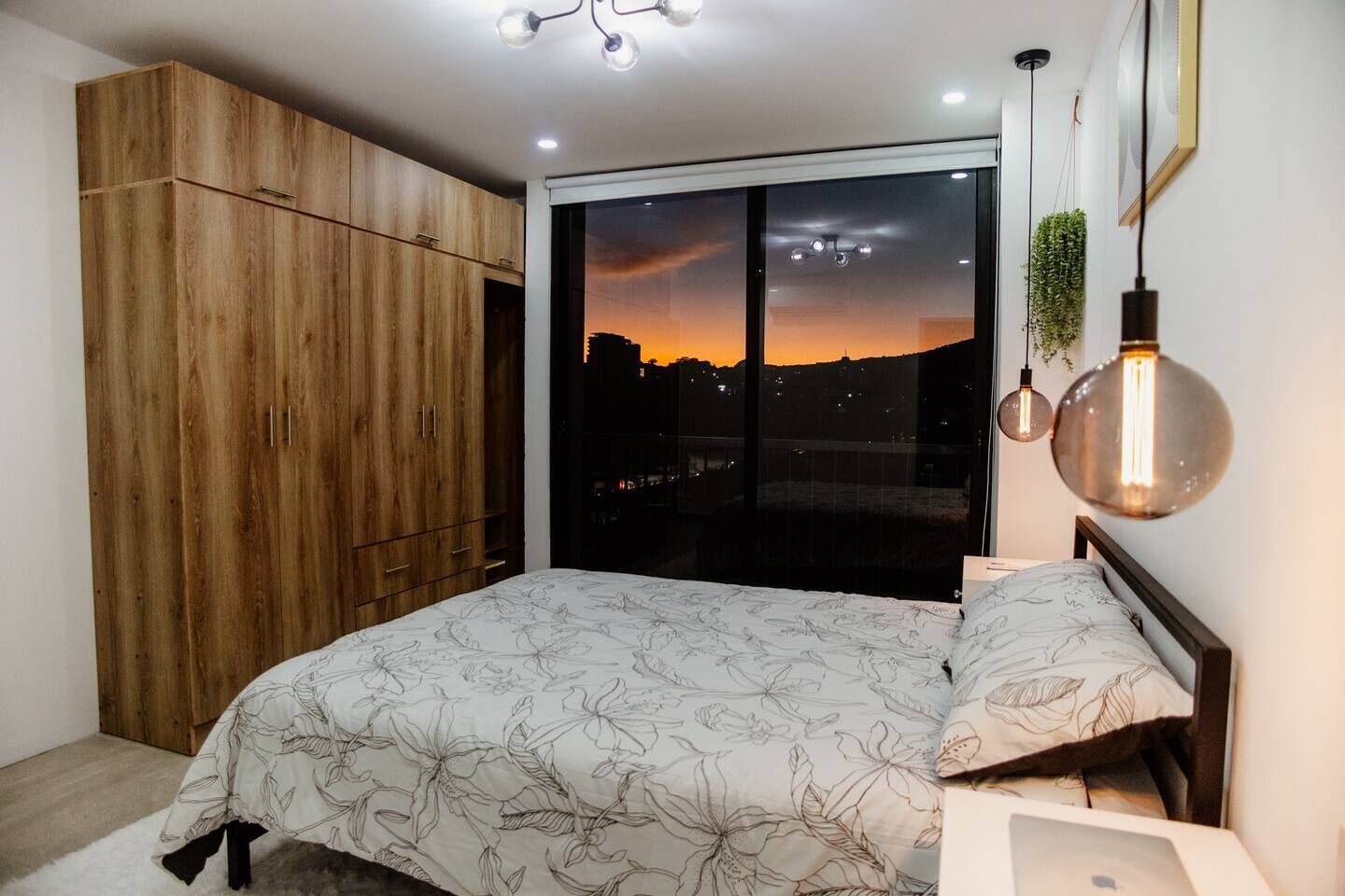 3 slaapkamers, een strijkplank/strijkijzer, wifi, beddengoed