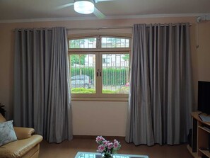 Smart-TV, DVD-Player, Tischfußball, Tischtennisplatte