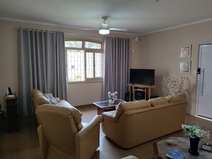 Smart TV, DVD player, foosball, table tennis - Smart house with 5 suites | 2 blocks from Enseada beach (Loteamento Joao Batista Juliao Guarujá)