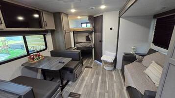 8 habitaciones, tabla de planchar con plancha y wifi gratis