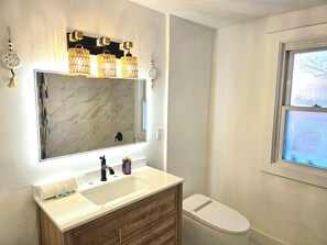 Douche, sèche-cheveux, serviettes fournies, savon
