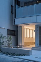 Fachada de la propiedad por la tarde o noche