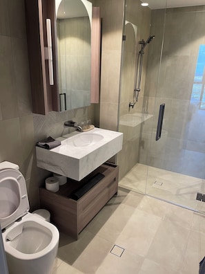 Douche, sèche-cheveux, bidet, serviettes fournies