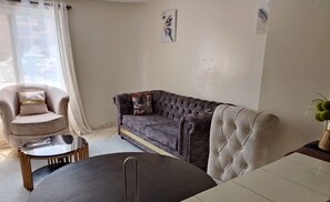 Smart TV - A nice cozy 1 bedroom located within proximity to the airport and city center. (Machakos)