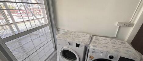 Superior enkelrum - 1 queensize-säng - icke-rökare - utsikt mot staden | Tvätt