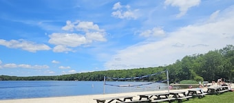 4-bedroom house in pleasant Big Bass Lake!