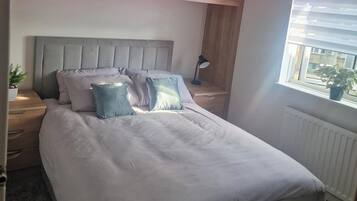 2 bedrooms, iron/ironing board, WiFi, bed sheets