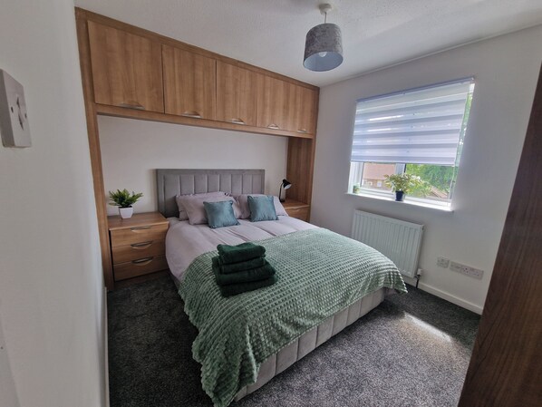 2 slaapkamers, een strijkplank/strijkijzer, wifi, beddengoed