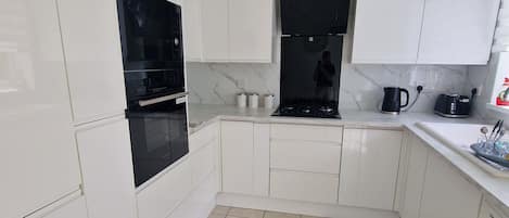 Refrigerador, microondas, horno y parrilla de estufa